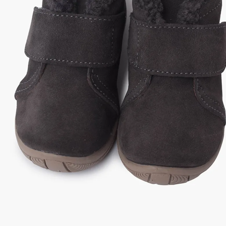 Bota Cuello Tipo Borreguito y Tira Adherente