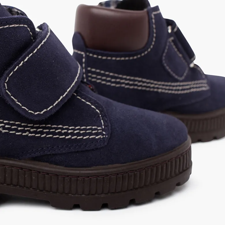 Botas suela track cierre adherente pespuntes