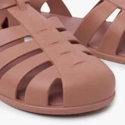 Cangrejeras barefoot niños y mujer