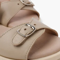 Sandalias niña en piel. Pala hebilla