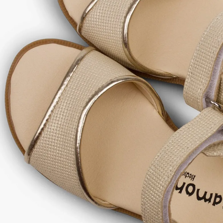 Sandalias niña piel grabada brillante tira adherente
