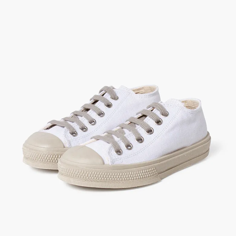 Zapatillas blancas puntera y cordones color