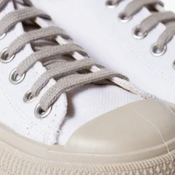 Zapatillas blancas puntera y cordones color