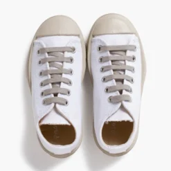 Zapatillas blancas puntera y cordones color